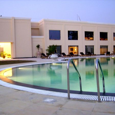 Hotel The Lalit Traveller Khajurāho Exterior foto