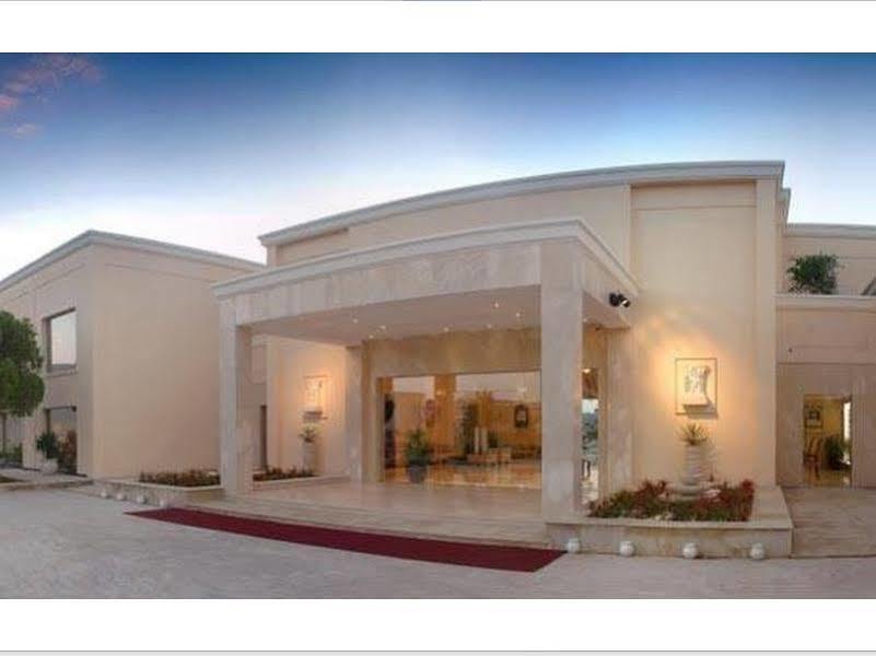 Hotel The Lalit Traveller Khajurāho Exterior foto