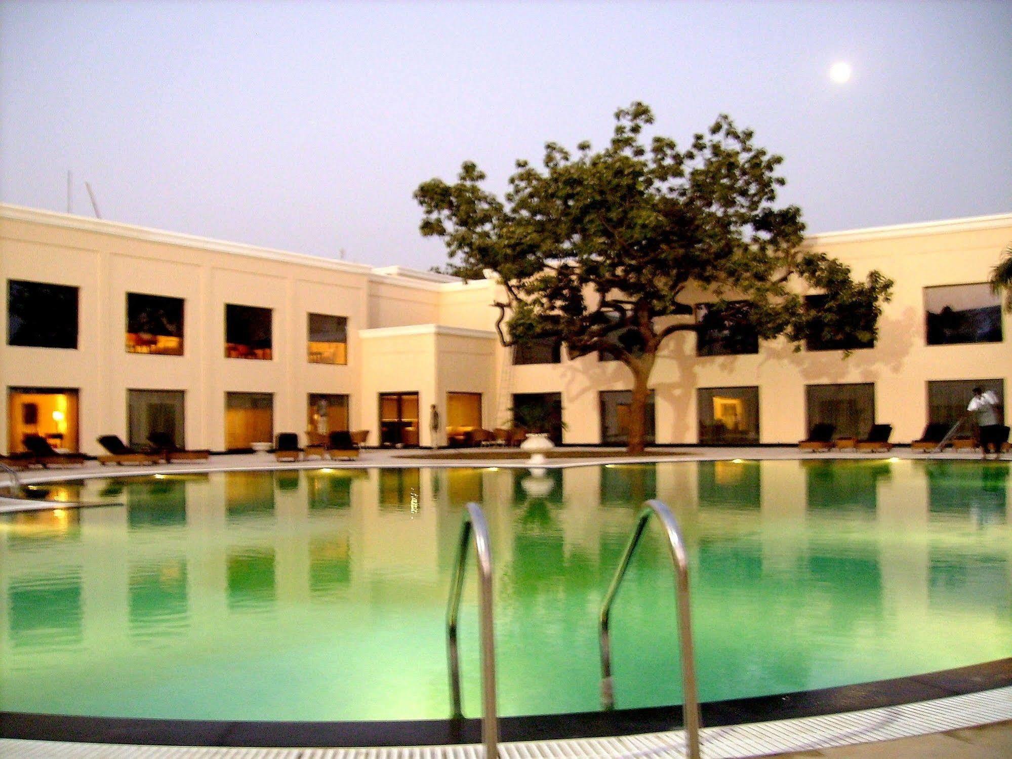 Hotel The Lalit Traveller Khajurāho Exterior foto