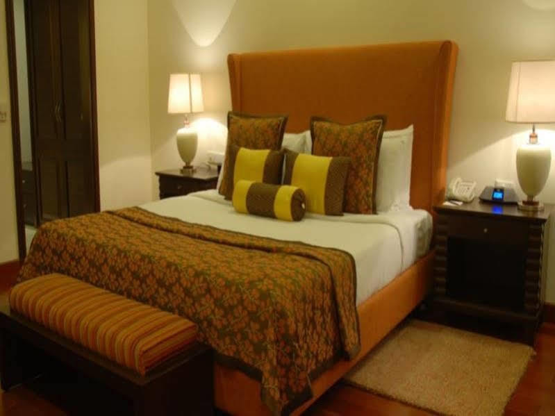 Hotel The Lalit Traveller Khajurāho Exterior foto